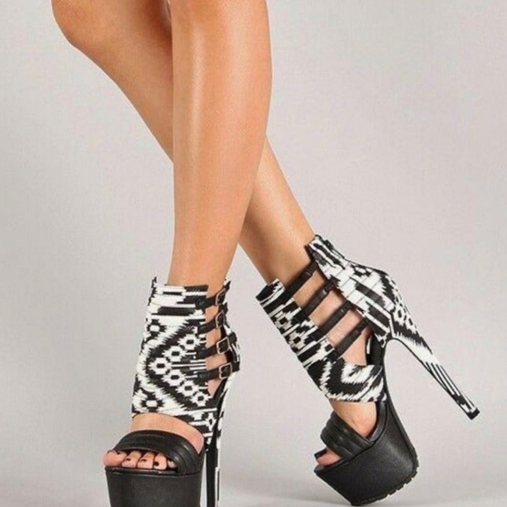 XPRESS Heels by Privileged Shoes - Size 9 - Sexy Sky-High Heels - black / white
